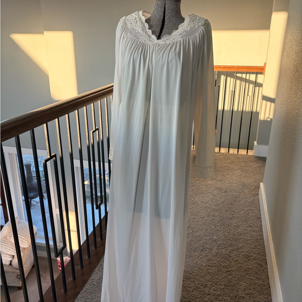 Vintage 1970s Elegant White & Pink Lace Trim Nightgown